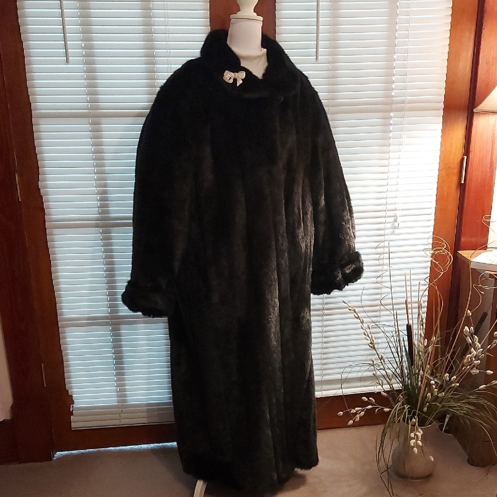 Pamela McCoy Luxurious Black Teddy Coat